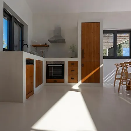 Nero Lefkada Tsoukaladhes